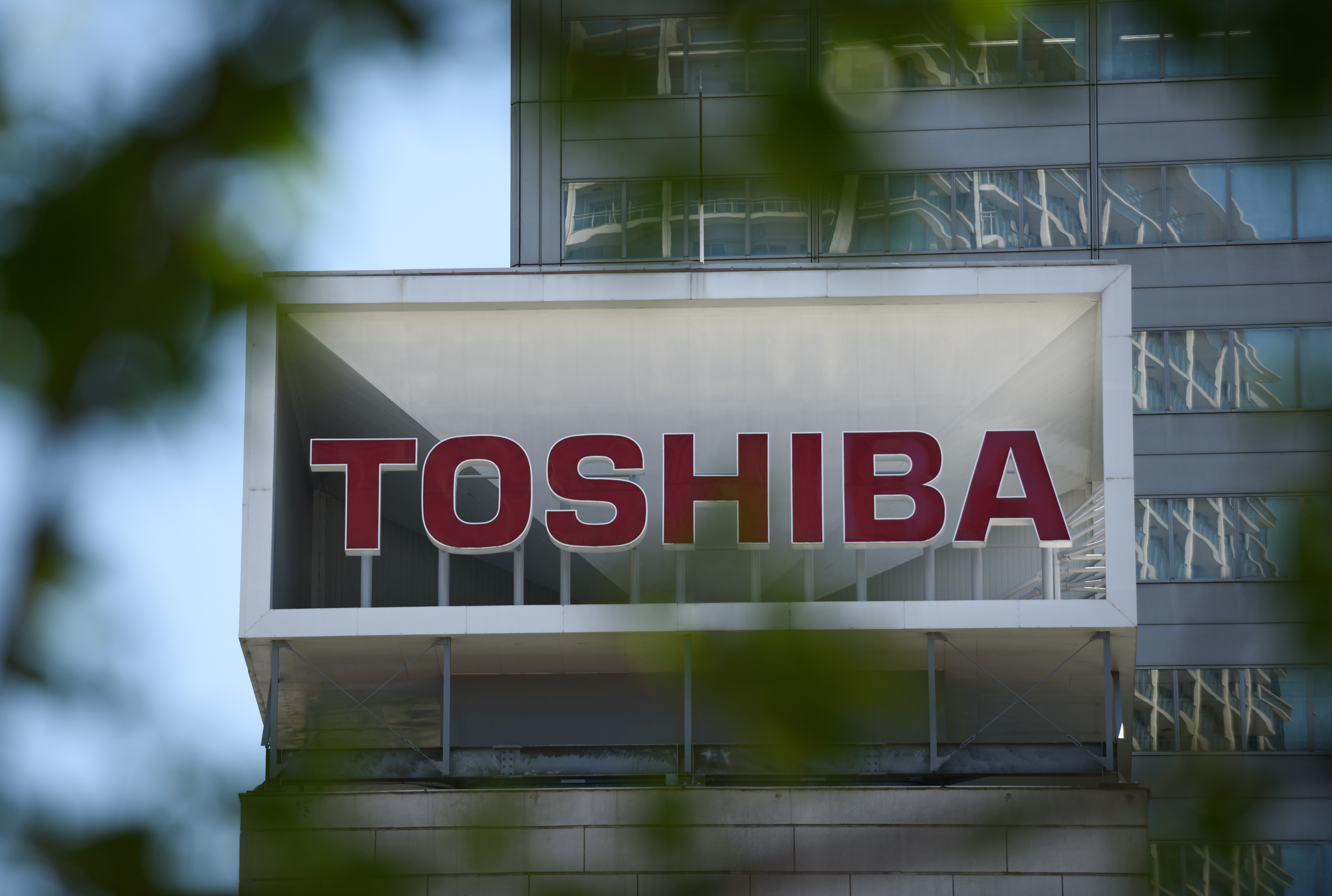 Toshiba to shed troubled assets, cut 7,000 jobs