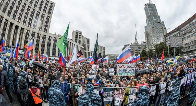 Tens of thousands join Moscow opposition rally after crackdown