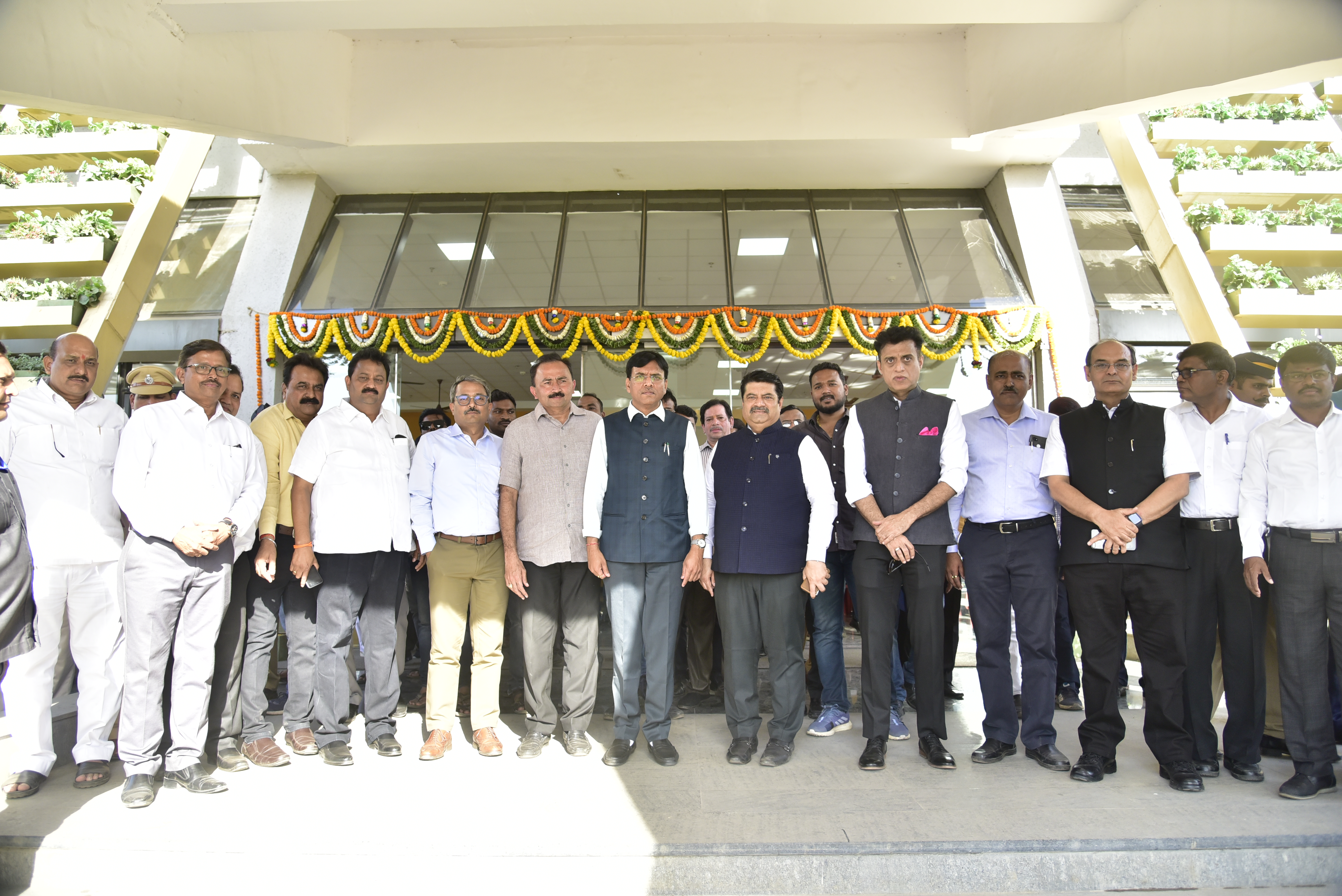 Mansukh Mandaviya inaugurates various infra projects at Jawaharlal Nehru Port Trust