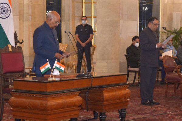 Yashvardhan Sinha takes oath as new CIC